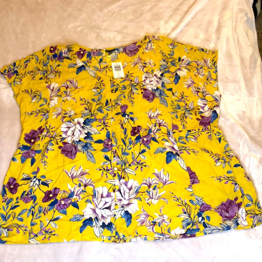 TORRID. Size 4/4X/26. Yellow Floral Print Dolman.